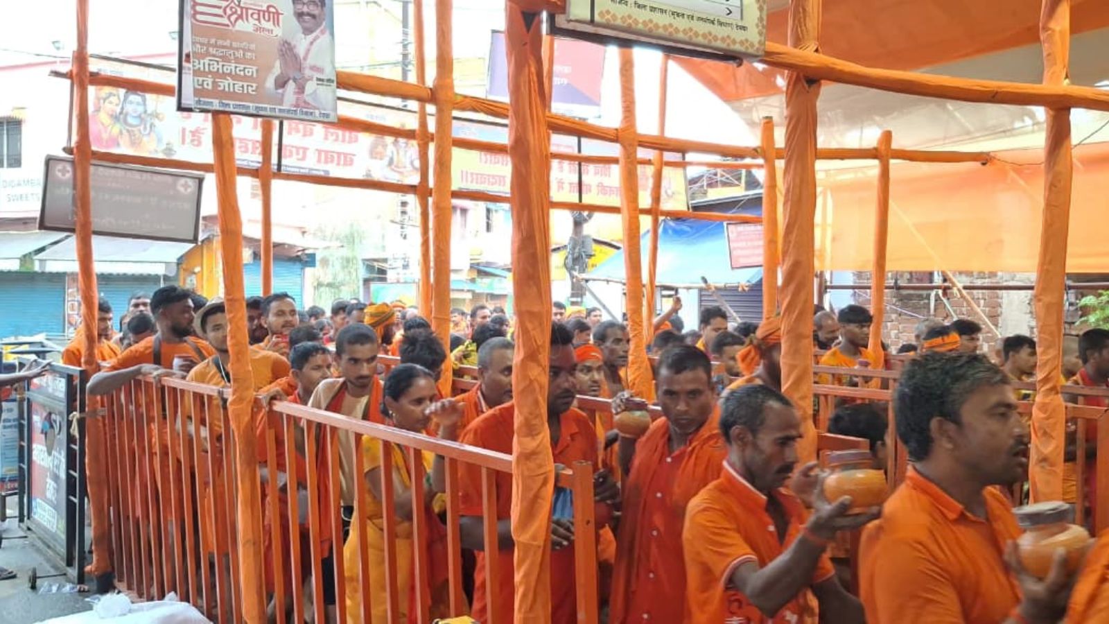 कांवरियों ने किया जलार्पण