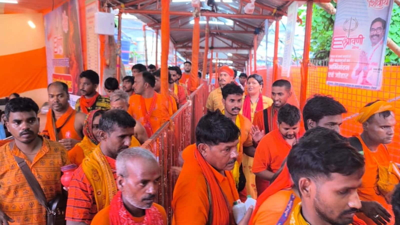 कतार में आगे बढ़े भक्त
