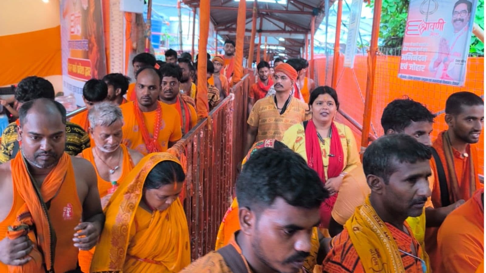 श्रद्धालु पहुंच रहे बाबा बैद्यनाथ धाम