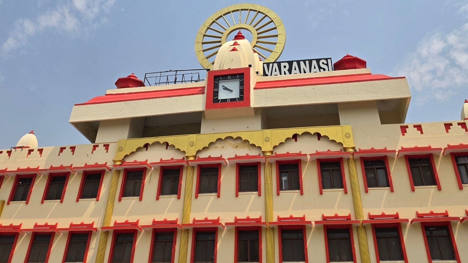 वाराणसी की इस यात्रा में मशहूर जगहों से आगे छिपे काशी के अनदेखे रंग खोजिए