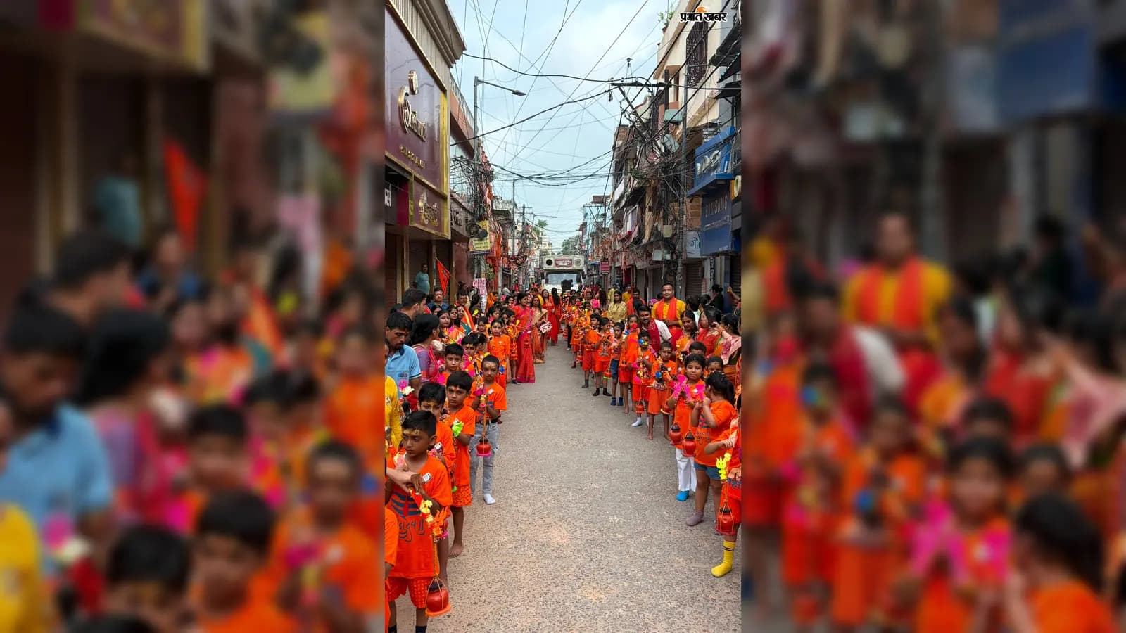 बेतिया में 130 बच्चों की बाल कांवड़ यात्रा, 300 से अधिक श्रद्धालुओं ने लिया हिस्सा