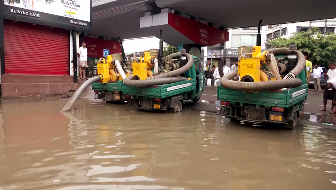 जलभराव में भी राहत का काम जारी
