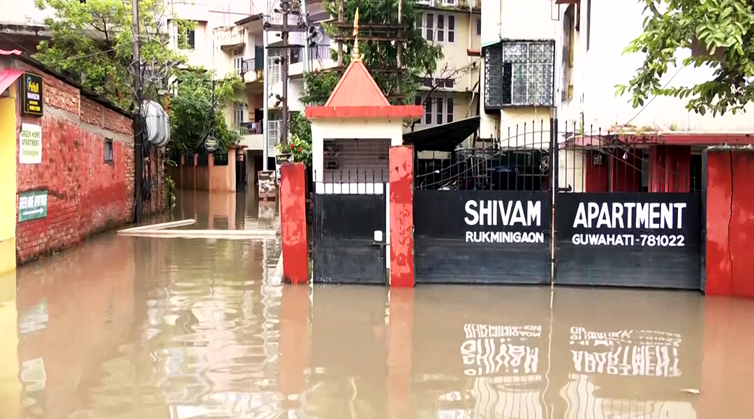 बाढ़ में डूबी घरों की दीवारें