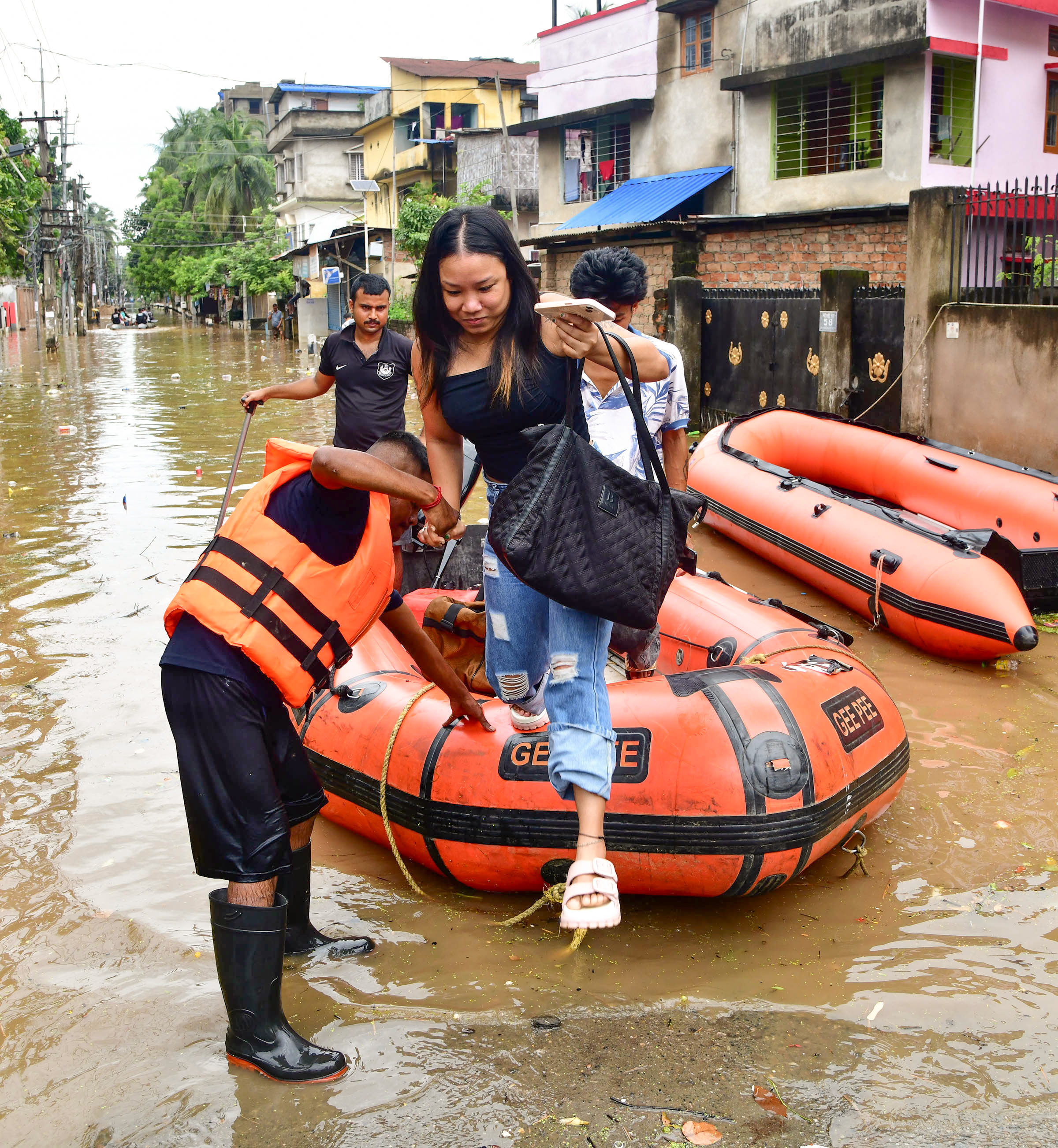SDRF की टीमें बनीं संकट में उम्मीद