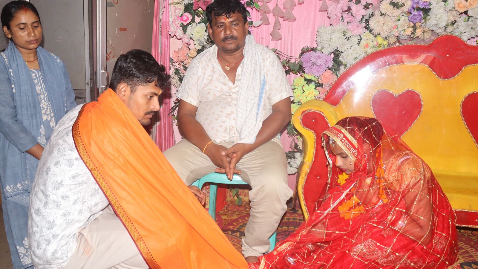 मंदिर में हुई पारंपरिक रस्में