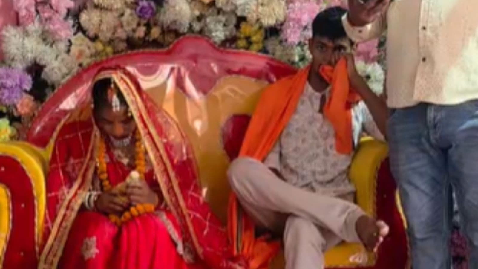 सोफे पर बैठे भावुक दिखे नवविवाहित जोड़े
