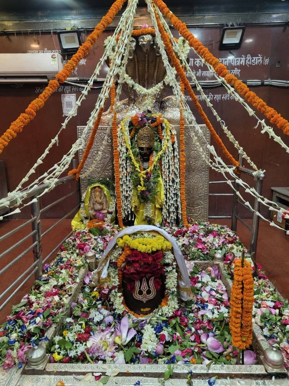 सावन के पावन महीने में सोनपुर स्थित बाबा हरिहरनाथ मंदिर में भगवान हरि और हर का विशेष श्रृंगार किया गया. हर दिन बाबा हरिहरनाथ का श्रृंगार अलग अलग स्वरूप में किया जाता है. तस्वीर में बाबा का यह दिव्य स्वरूप बेहद मनमोहक नजर आ रहा है.