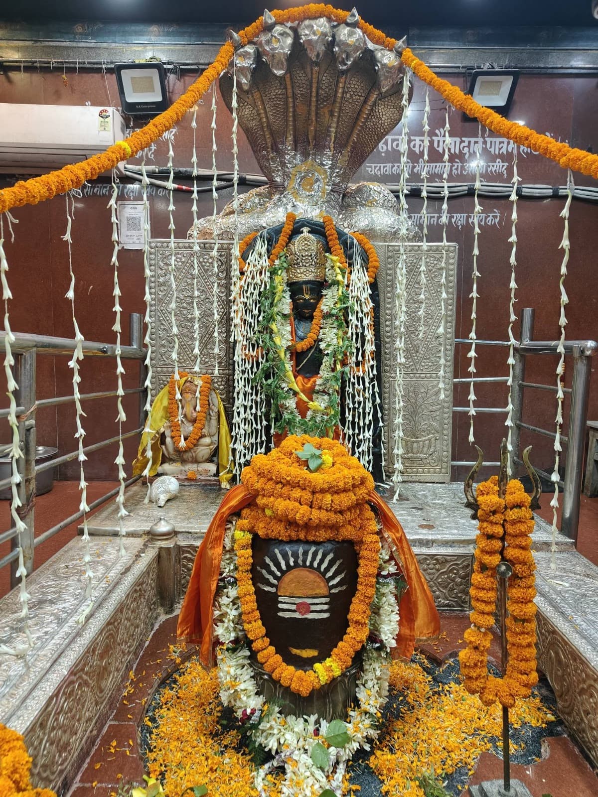 सावन में बाबा हरिहरनाथ का फूलों, बेलपत्र और आकर्षक मालाओं से भव्य श्रृंगार किया गया है, जिसे देखकर श्रद्धालु भक्ति में सराबोर हो रहे हैं. गंदे के फूलों की माला और तरह तरह के फूलों से बाबा का श्रृंगार किया गया है.
