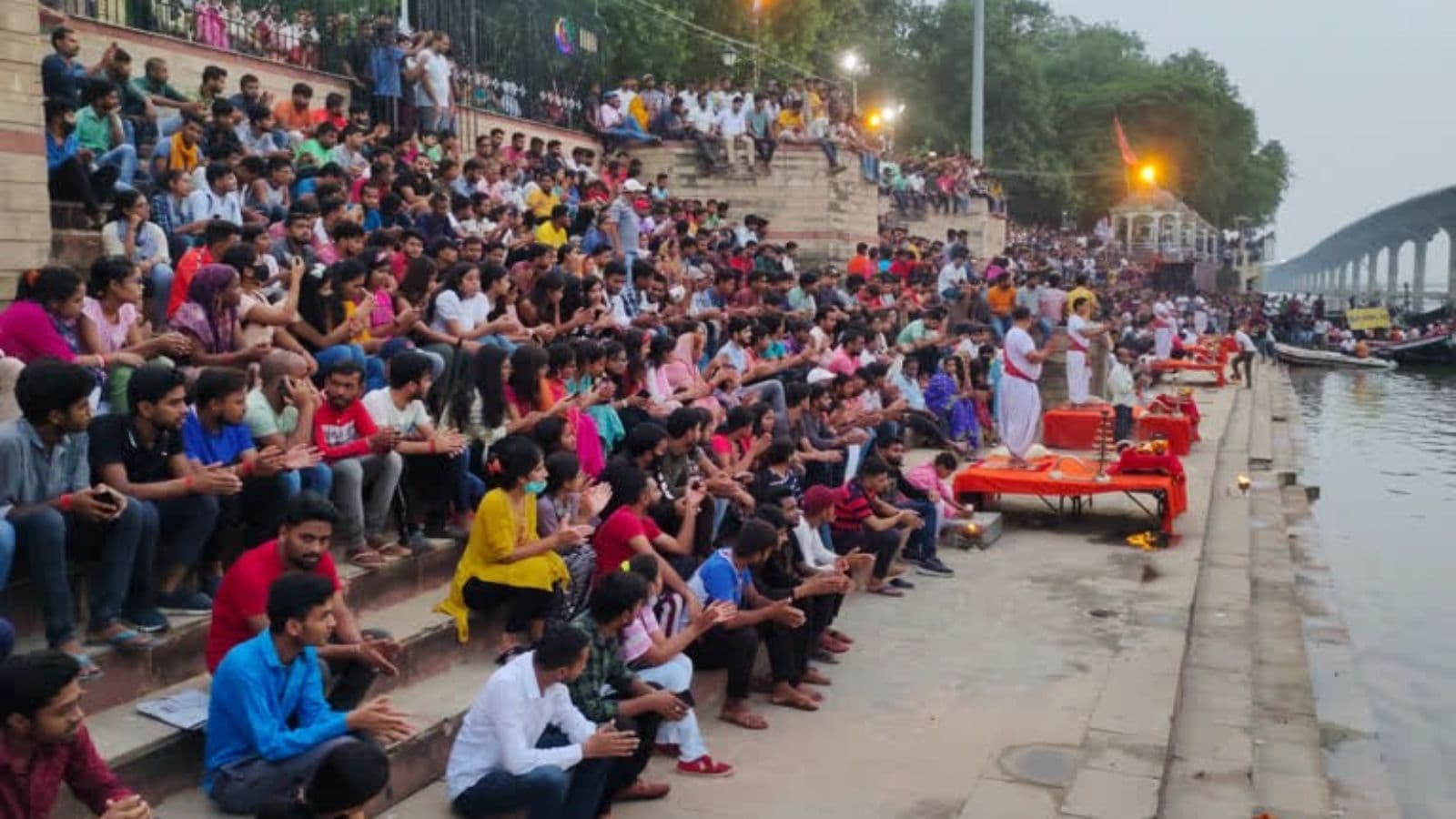 बढ़-चढ़कर गंगा आरती में भाग लेते हैं युवा