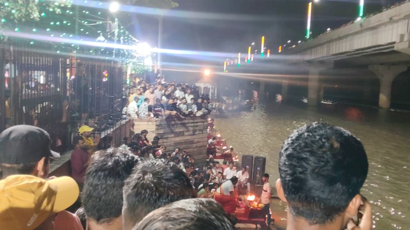 गंगा आरती में हजारों श्रद्धालु हुए शामिल