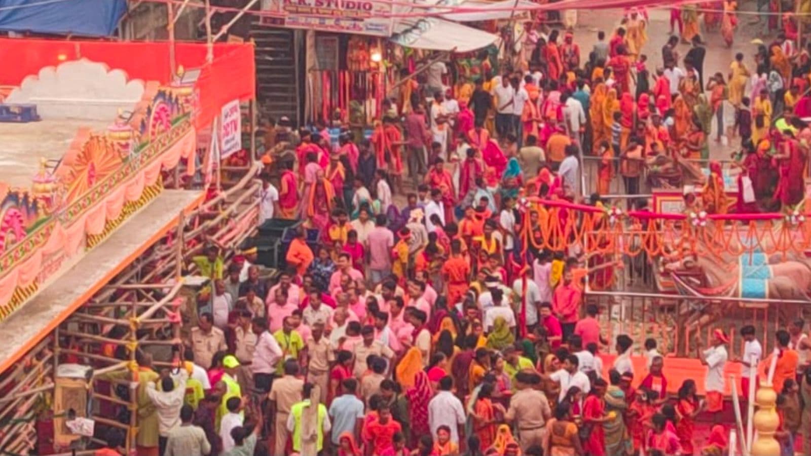 मंदिर परिसर में उमड़ा श्रद्धालुओं का जनसैलाब