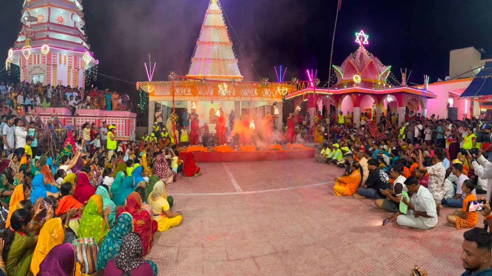 शाम को महाआरती में लीन हुए श्रद्धालु
