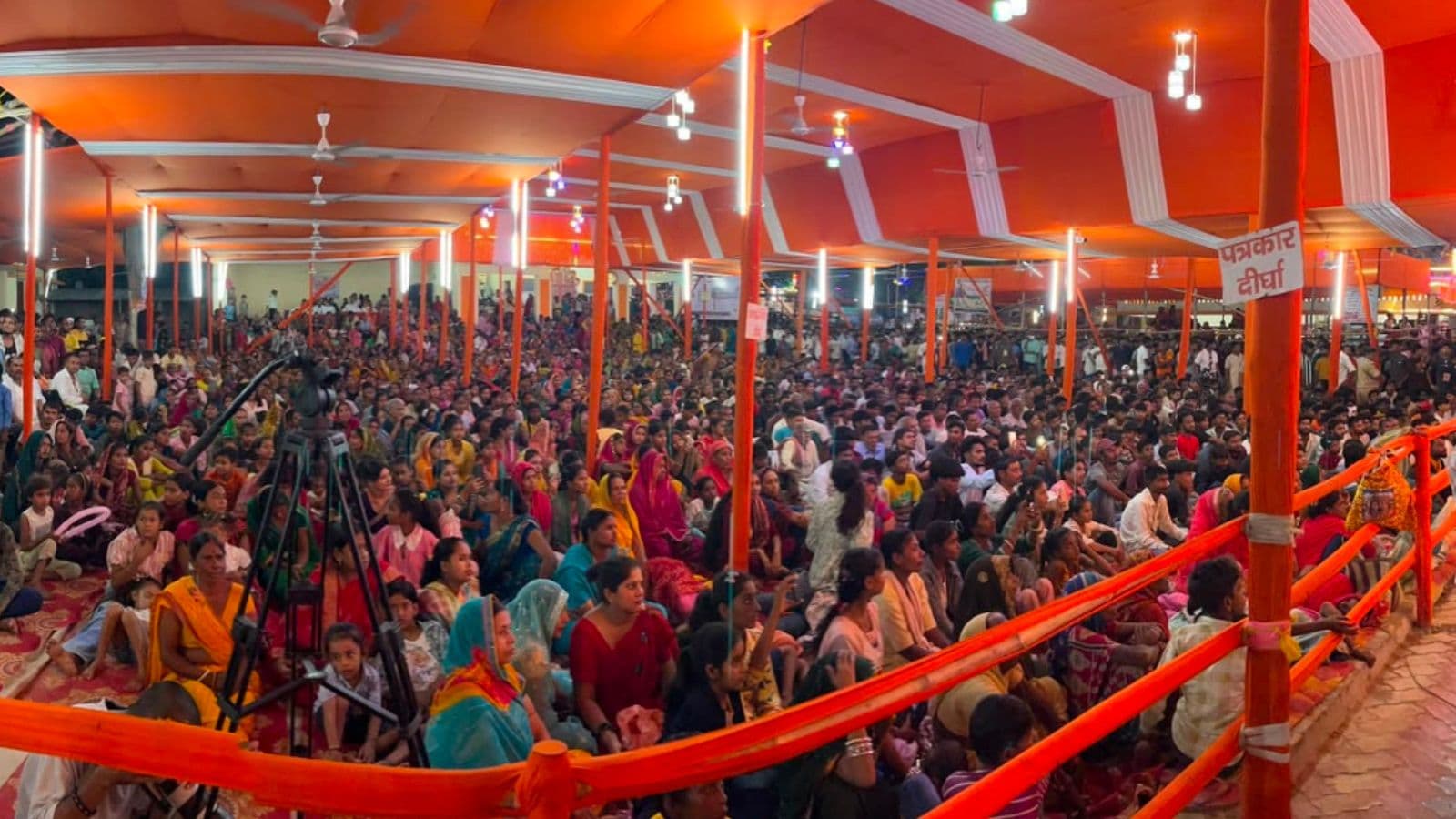 पंडाल में सांस्कृतिक कार्यक्रम का आनंद लेते लोग