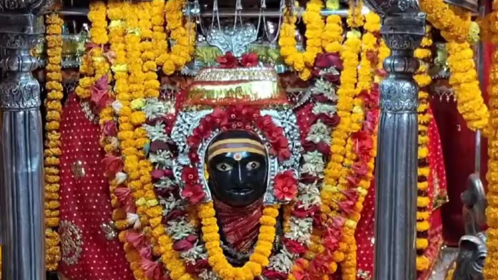 यह सुप्रसिद्ध मंदिर गोपालगंज-सीवान राष्ट्रीय राजमार्ग पर जिला मुख्यालय से लगभग 6 किमी दूर घने जंगलों के बीच स्थित है. मान्यता है कि माँ दुर्गा अपने परम भक्त 'रहसू भगत' की पुकार पर असम के कामाख्या से यहाँ प्रकट हुई थीं.