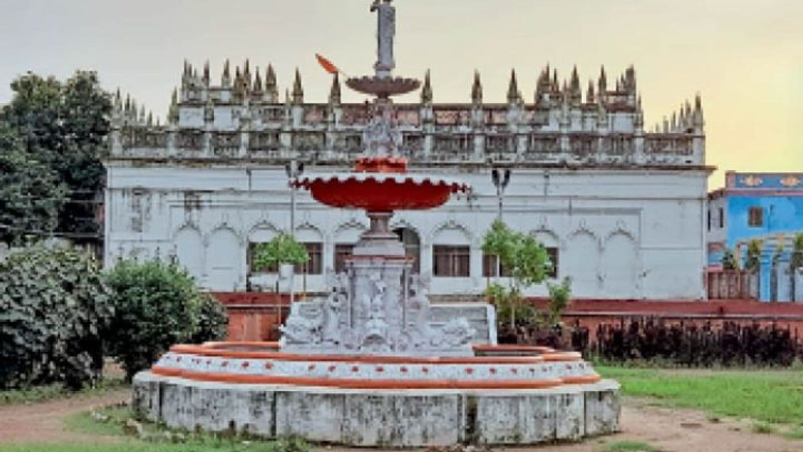 गोपालगंज के ऐतिहासिक हथुआ पैलेस परिसर के पास स्थित यह भगवान कृष्ण और राधा को समर्पित एक भव्य ऐतिहासिक मंदिर है. यह मंदिर सफेद संगमरमर की बेहतरीन नक्काशी और स्थापत्य कला के लिए जाना जाता है.
