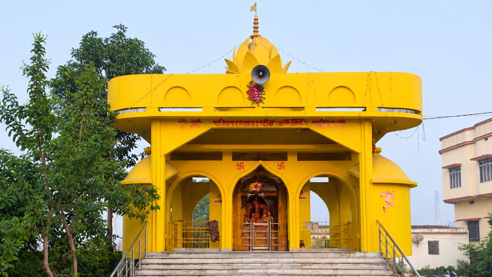 श्री पीताम्बरा पीठ, प्रसिद्ध शक्ति पीठों में से एक है. हिन्दू धर्म अनुसार बंगलामुखी दस महाविद्याओं (महान ज्ञान) में से एक हैं. बंगलामुखी देवी भक्त की गलतफहमी और भ्रम को अपनी गदा से दूर कर देती हैं. इस नाम का शाब्दिक अर्थ वग्ला स्वरुप होता है. बंगला संस्कृत के ‘वग्ला’ शब्द का विरूपण है.
