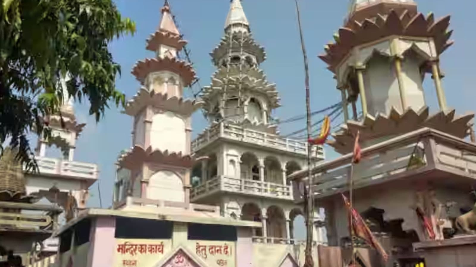 गोपालगंज के स्थानीय इलाकों में आस्था का एक और बड़ा केंद्र माई लछवार मंदिर है. स्थानीय मान्यताओं के अनुसार, यहाँ हर बुधवार को विशेष पूजा होती है और लोग अपनी मन्नतें लेकर आते हैं.