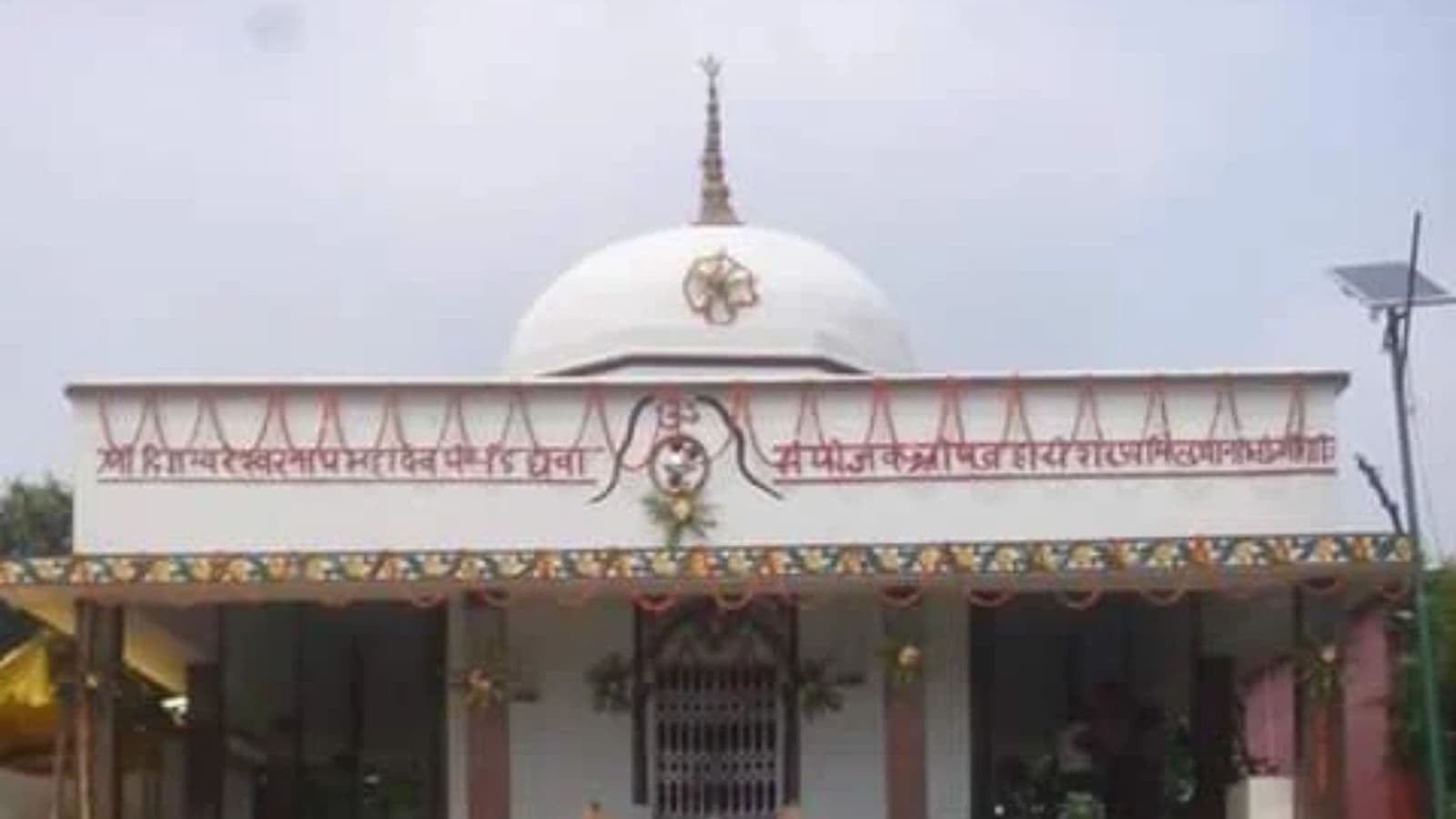 गोपालगंज के भोरे प्रखंड के दिघवा गांव में स्थित यह प्राचीन शिव मंदिर आस्था का प्रमुख केंद्र माना जाता है.
मंदिर के सामने करीब 7,556 वर्ग मीटर क्षेत्रफल में फैला ऐतिहासिक पोखरा इसकी खूबसूरती और धार्मिक महत्व को बढ़ाता है. सावन में यहां पूरे एक महीने तक ग्रामीणों द्वारा रुद्र महायज्ञ और विशाल धार्मिक मेले का आयोजन किया जाता है.