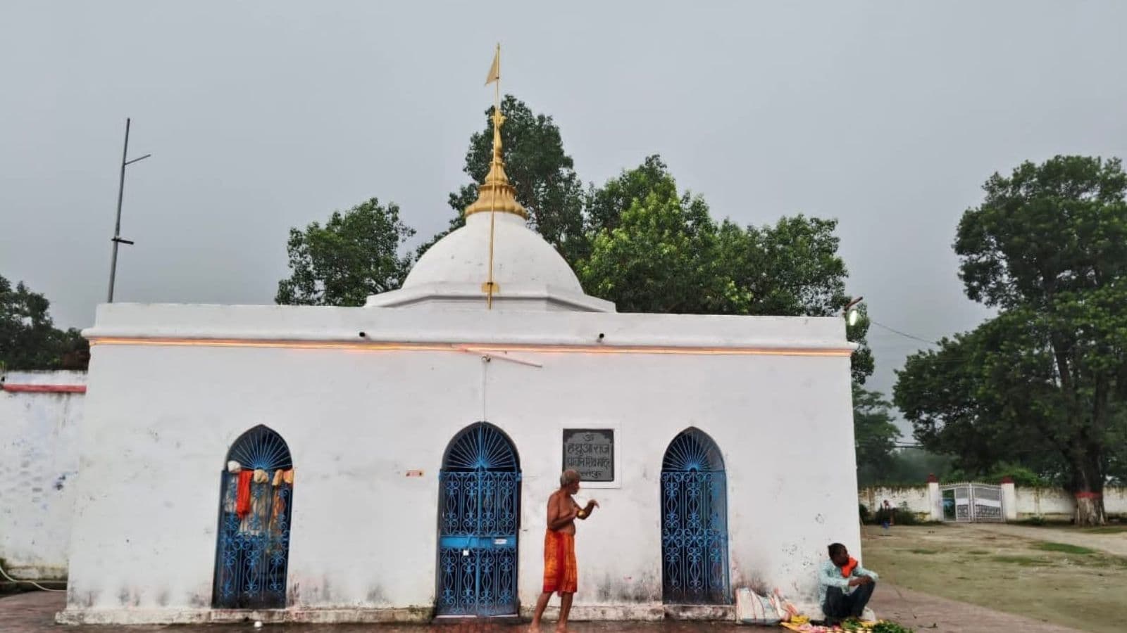 भोरे प्रखंड के लखराव गांव में हुस्सेपुर मार्ग पर स्थित यह प्राचीन शिवालय क्षेत्र के प्रसिद्ध धार्मिक स्थलों में शामिल है. स्थानीय लोककथाओं के अनुसार, इस मंदिर का निर्माण ऐतिहासिक हथुआ राज के राजा ने करवाया था.
मंदिर के सामने बना सुंदर तालाब श्रद्धालुओं के आकर्षण का प्रमुख केंद्र है.