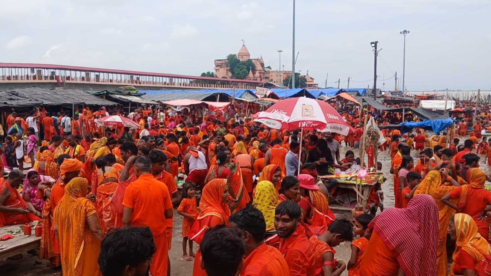 उत्तरवाहिनी गंगा तट पर कांवरियों का रेला