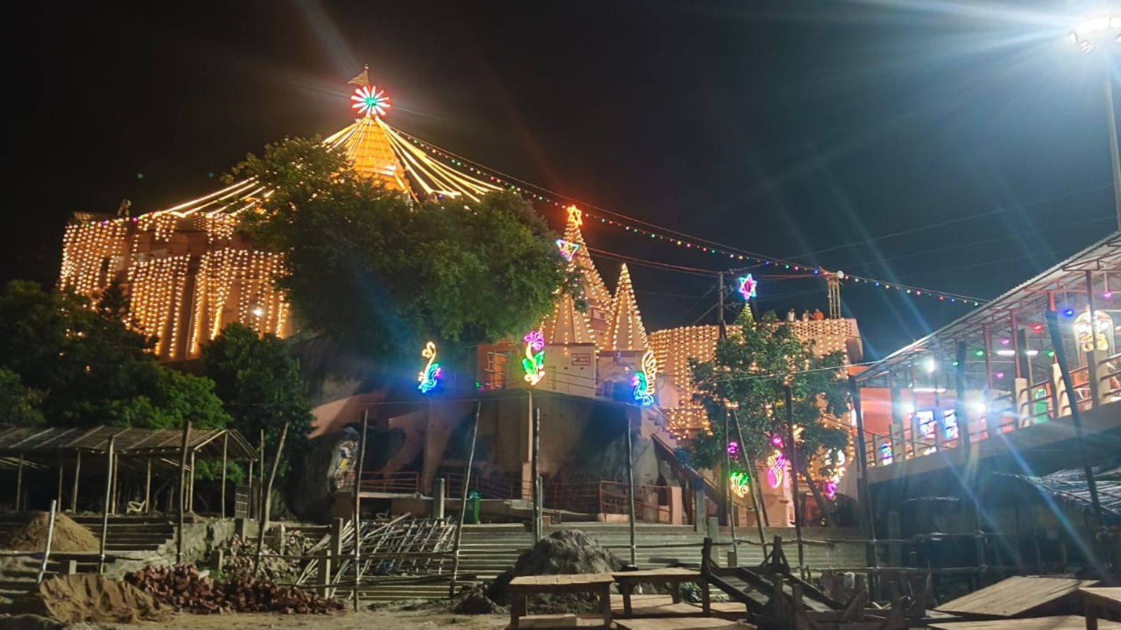 रंग-बिरंगी दूधिया रोशनी में जगमगाता अजगैबीनाथ धाम