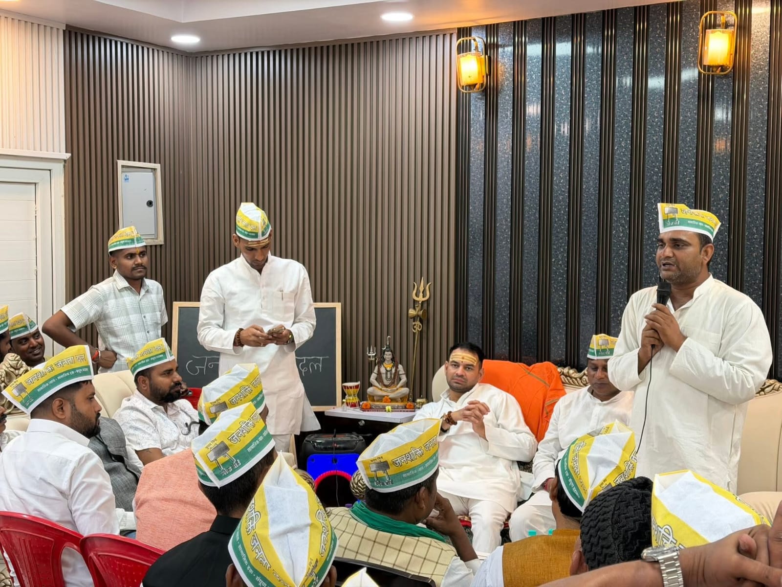 लालू यादव के अंदाज में दिखे तेज प्रताप, पीली टोपी में समर्थकों के बीच खास