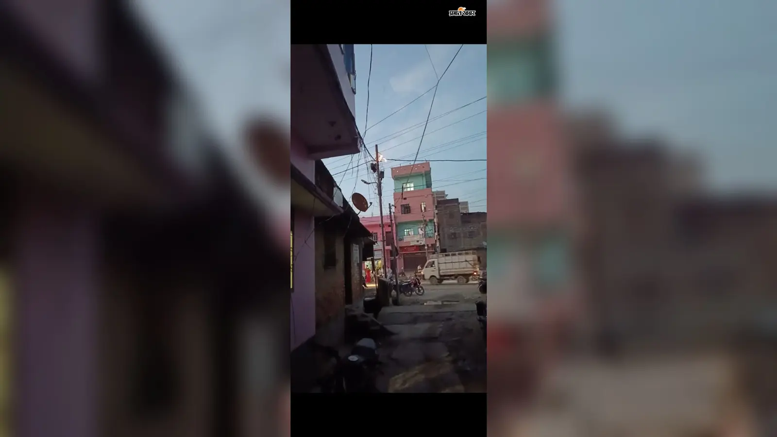 बेतिया: धू-धू कर जलने लगा बिजली का केबल, आग की लपटें देख मची अफरातफरी