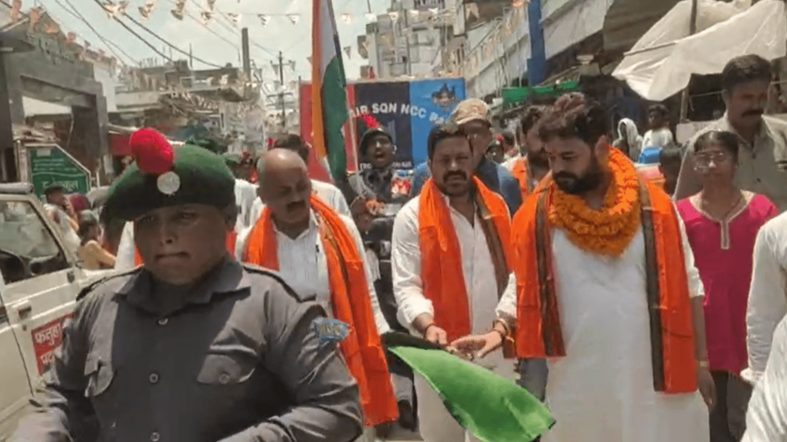 हरी झंडी दिखाकर यात्रा को किया रवाना