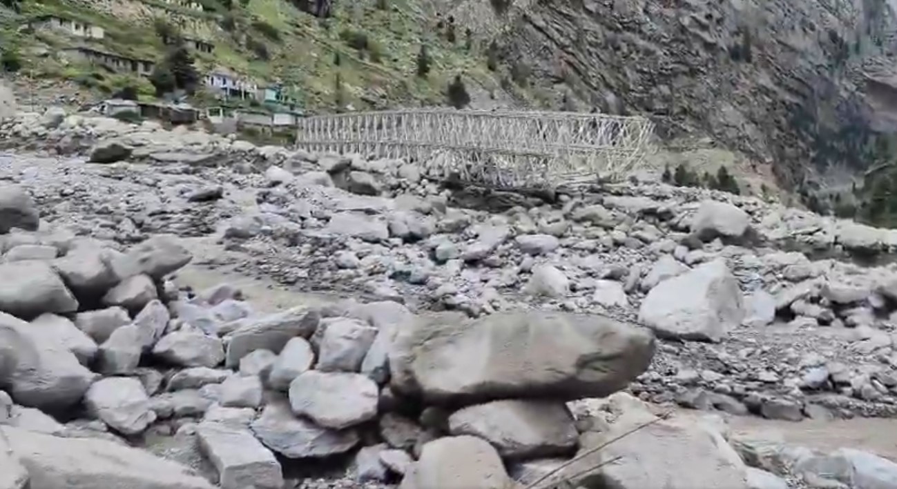 तेज बहाव में बहा पुल, थम गया रास्ता