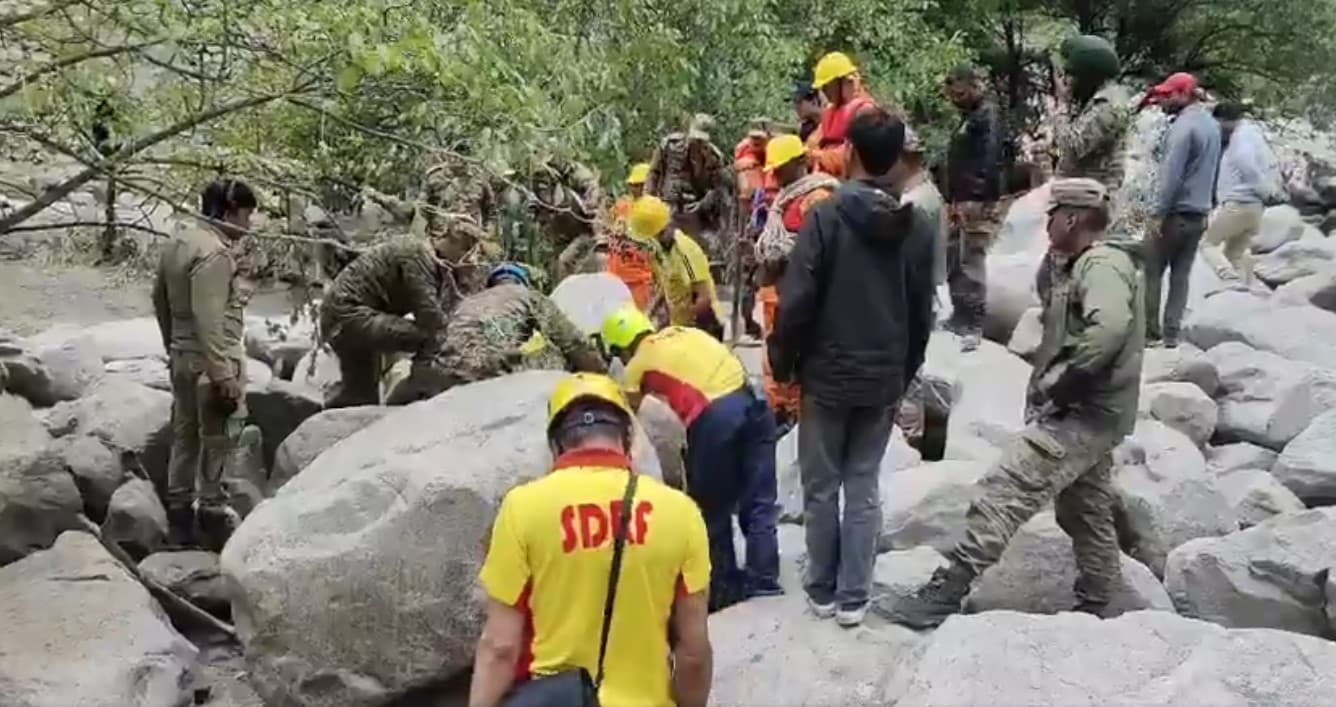 उपकरणों के साथ जुटी SDRF, हर संभावना पर नजर