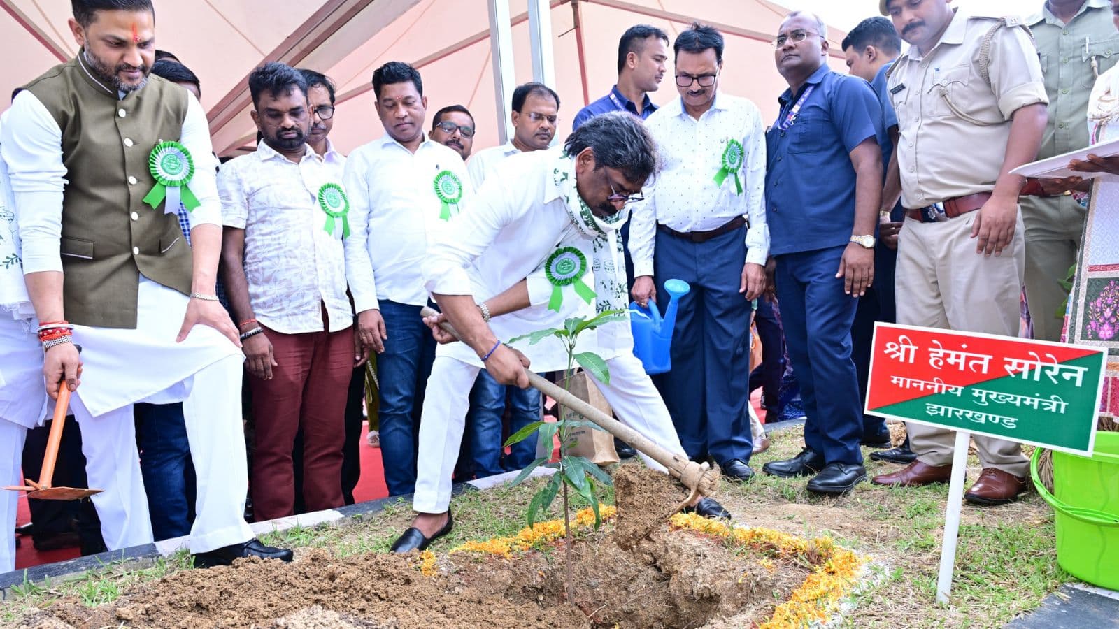 CM हेमंत सोरेन ने किया पौधरोपण