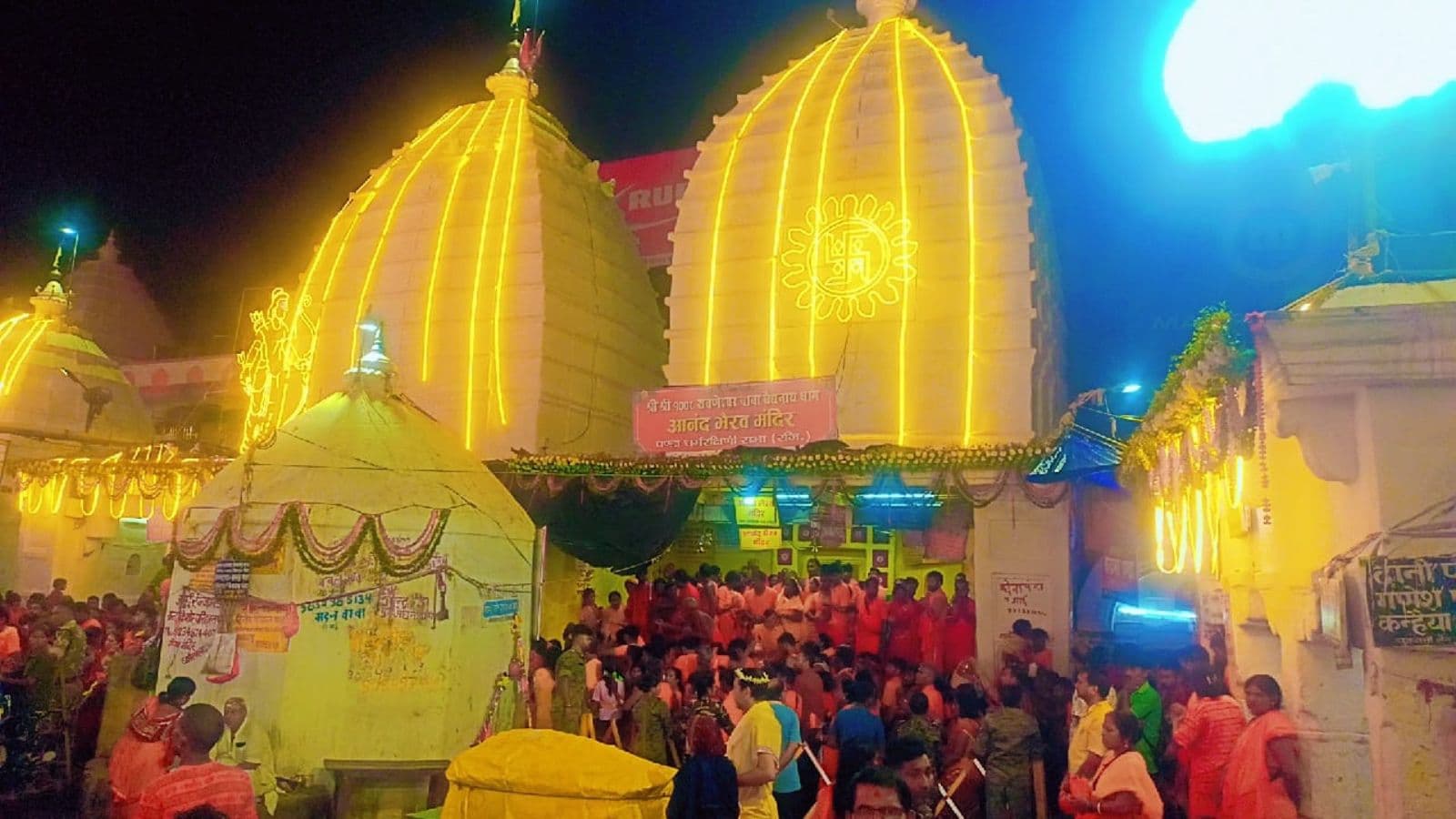 सुबह-सुबह खुले मंदिर के पट