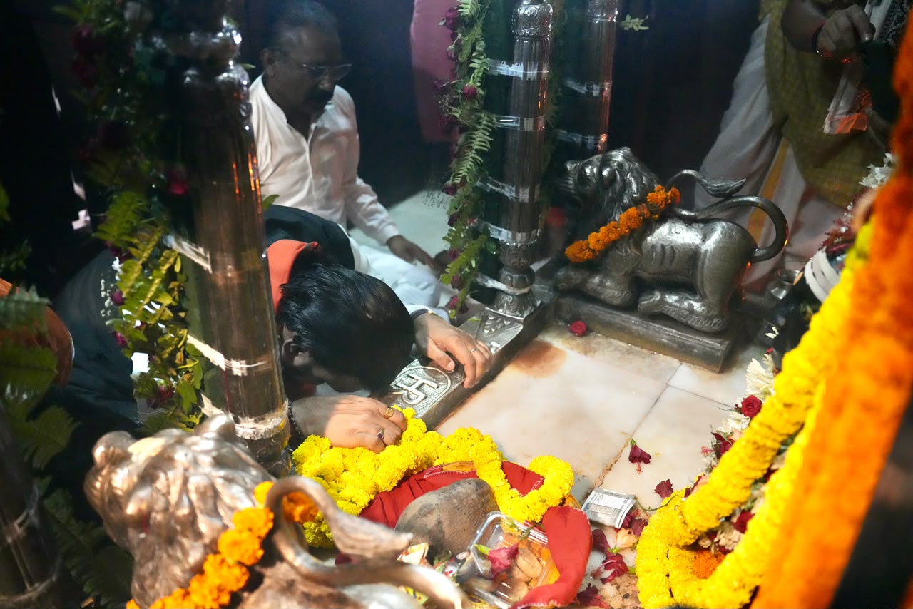 मंदिर में मुख्यमंत्री ने की विशेष पूजा-अर्चना