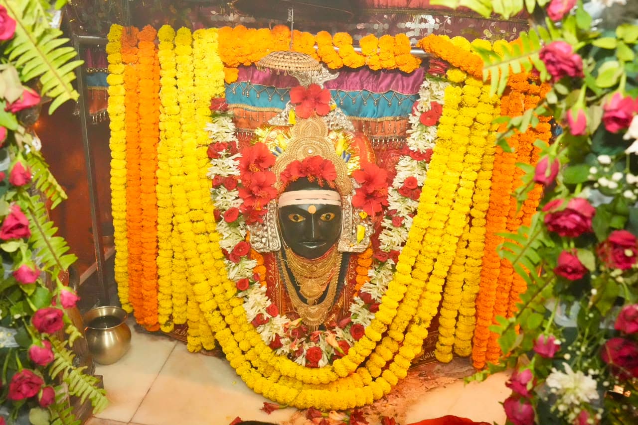 थावे मंदिर में मां सिंहासनी के दर्शन
