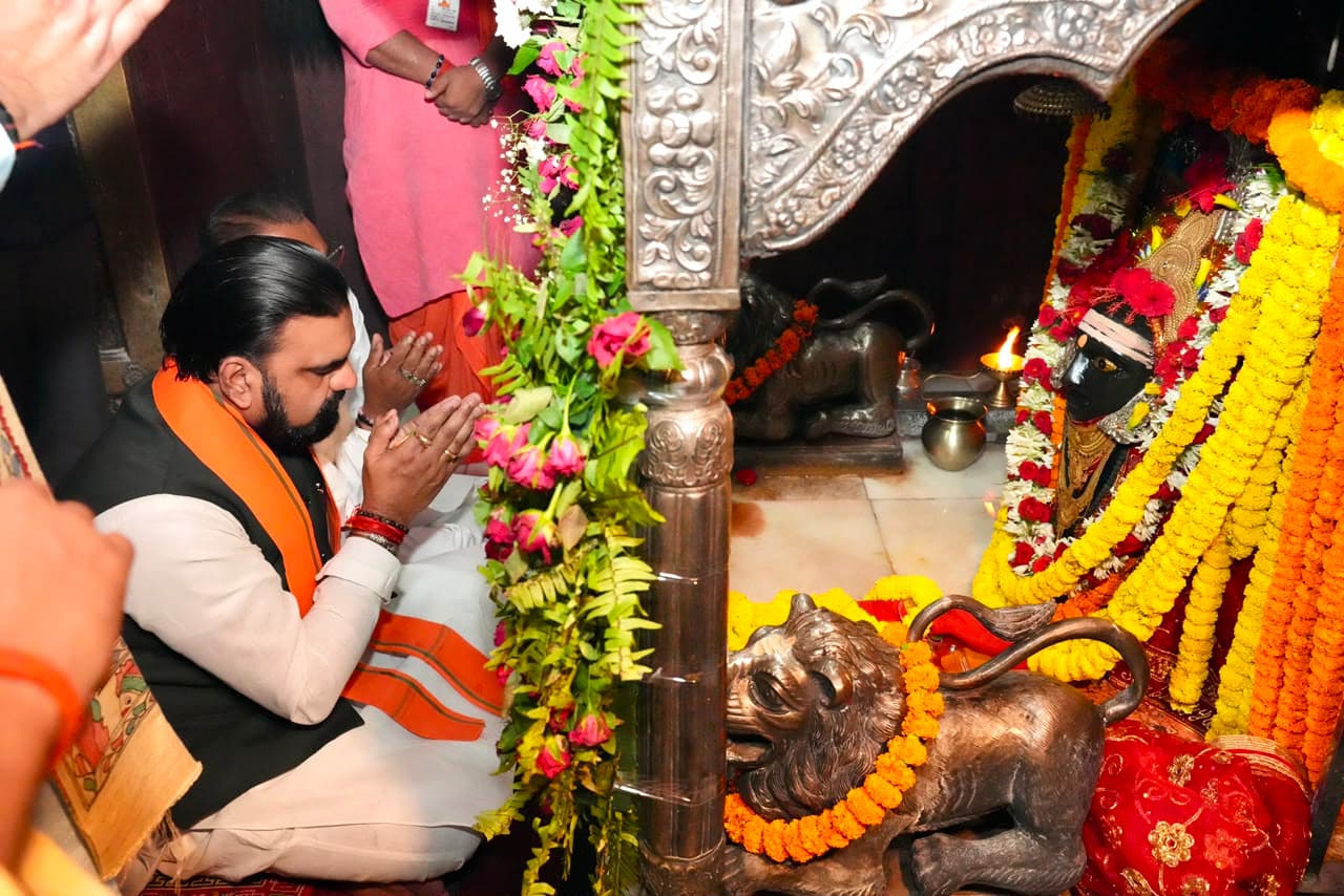 मां सिंहासनी की पूजा में लीन मुख्यमंत्री