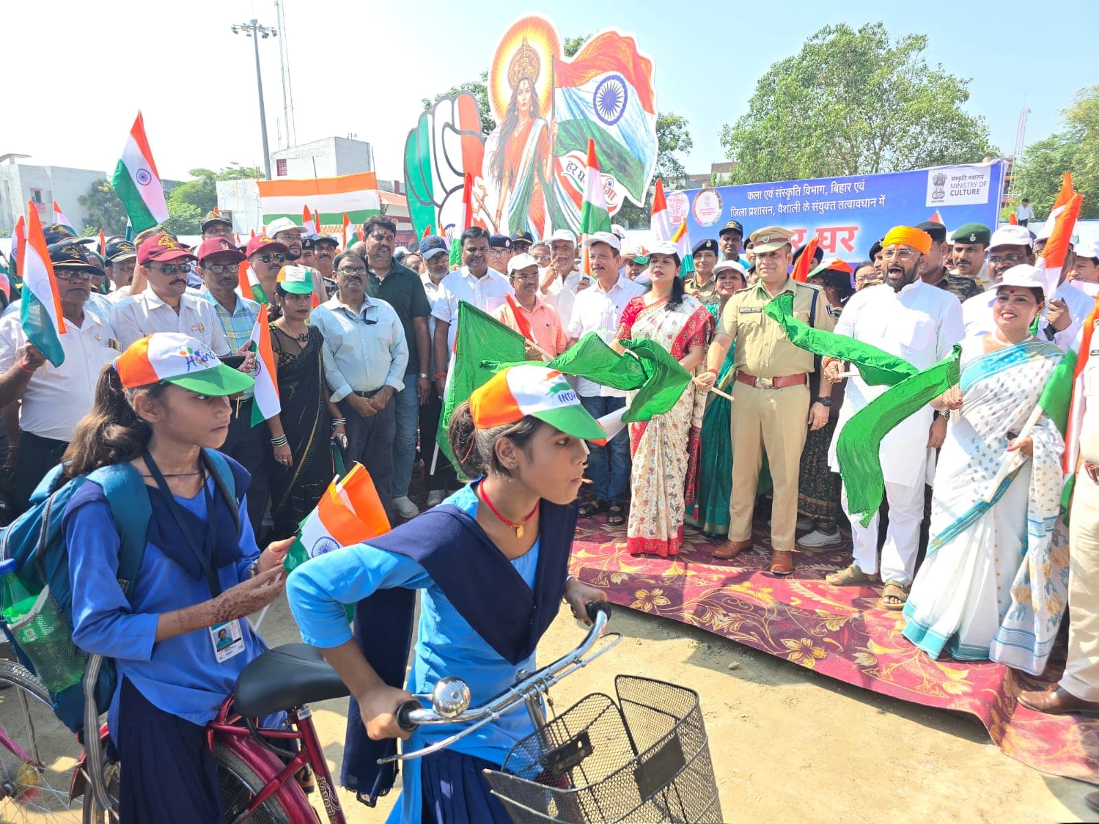 हरी झंडी दिखाकर किया गया रवाना