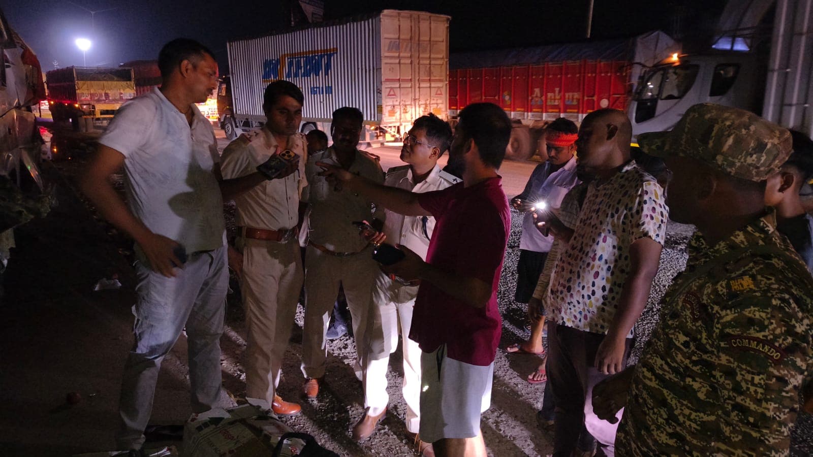 तेज आवाज सुनकर मौके पर पहुंचे स्थानीय लोग