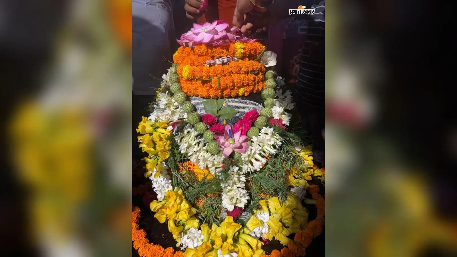 बेतिया: सागर पोखरा मंदिर में भक्तों की भारी भीड़, भोलेनाथ के जयघोष से गूंजा परिसर