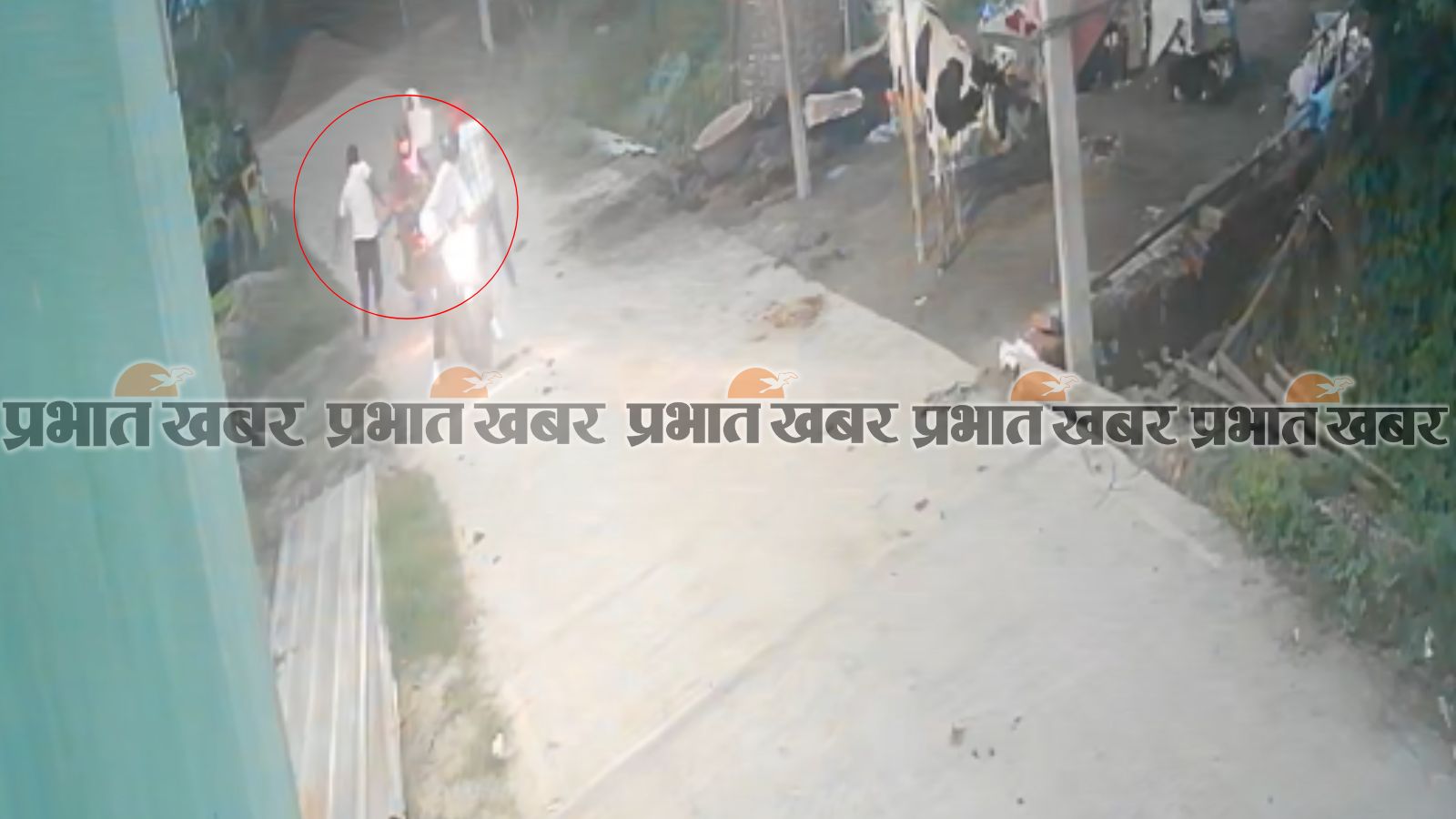 घटना की दूसरी तस्वीर : बाइक सवार आरोपी से बचकर भागते ठेकेदार