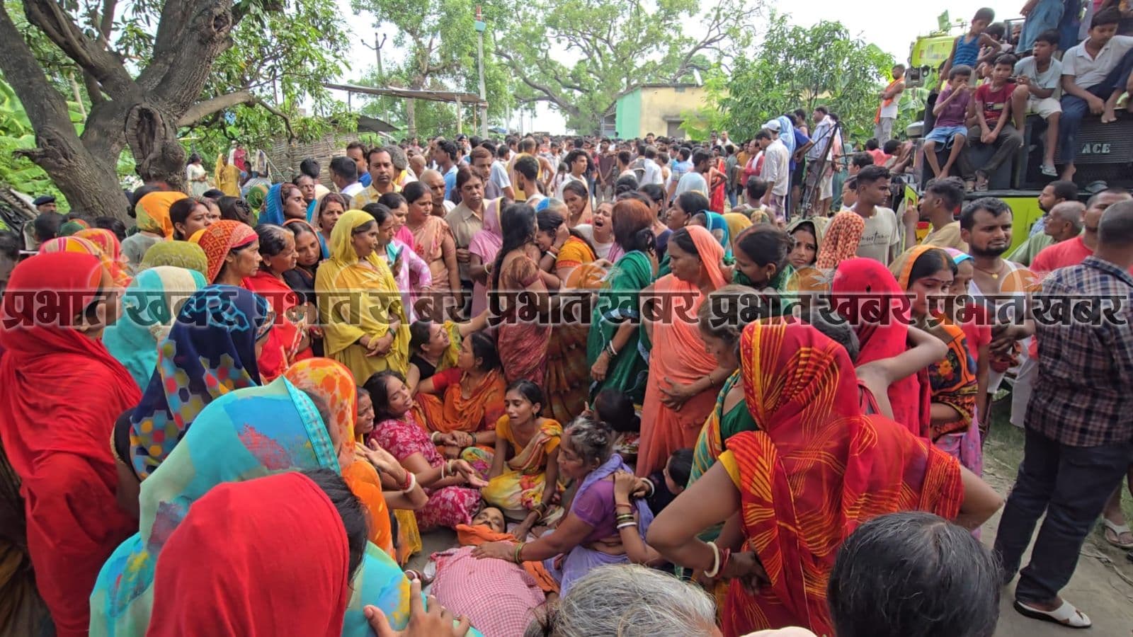 घटना की छठी तस्वीर : रोते बिलखते परिजन