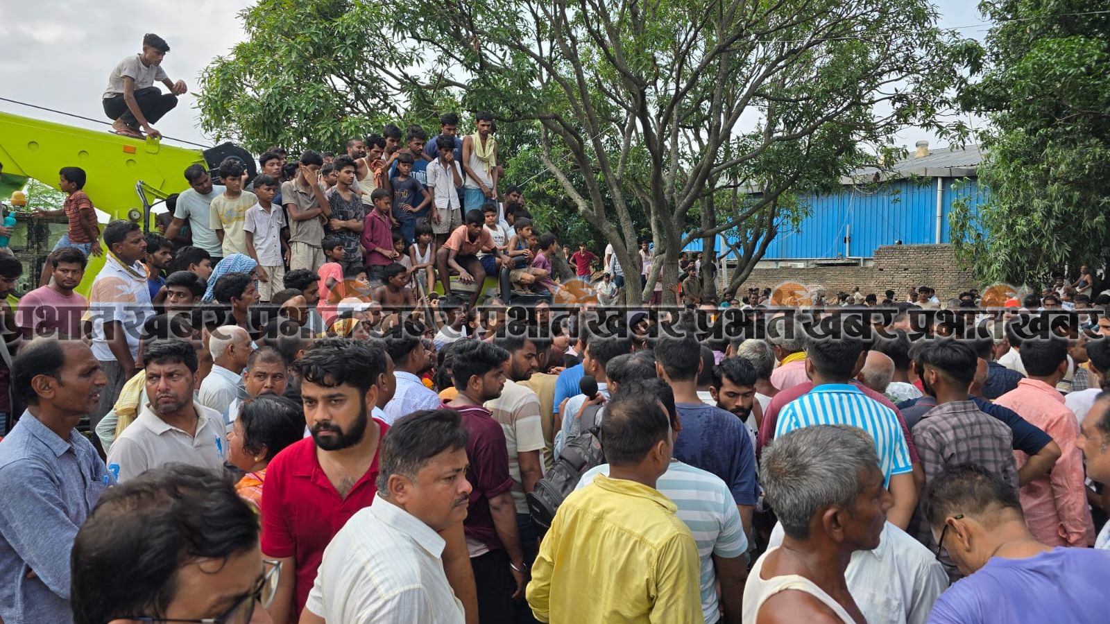 घटना की सातवीं तस्वीर : मौके पर मौजूद ग्रामीण