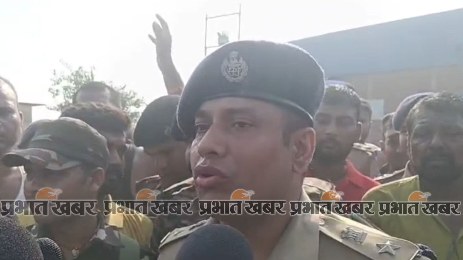 घटना की नौवीं तस्वीर : बयान देते एसपी