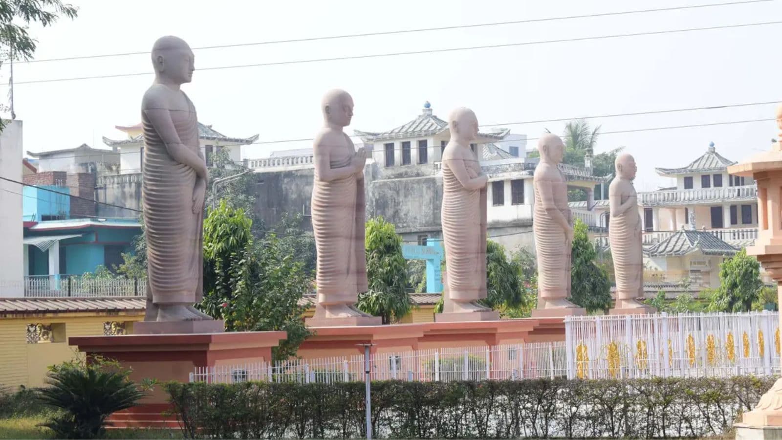 बुद्ध के साथ दिखती हैं उनके शिष्यों की छोटी मूर्तियां