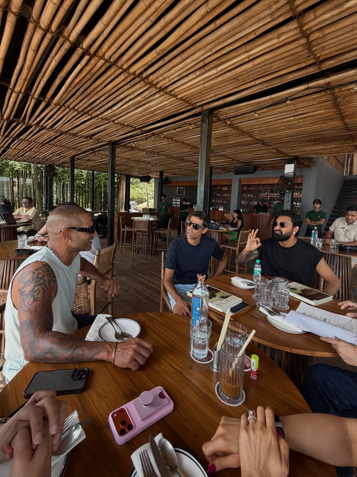 तीनों ने एक-दूसरे संग की लंबी बातचीत