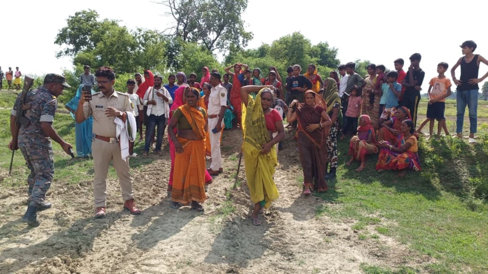 मौके पर उमड़ी ग्रामीणों की भारी भीड़