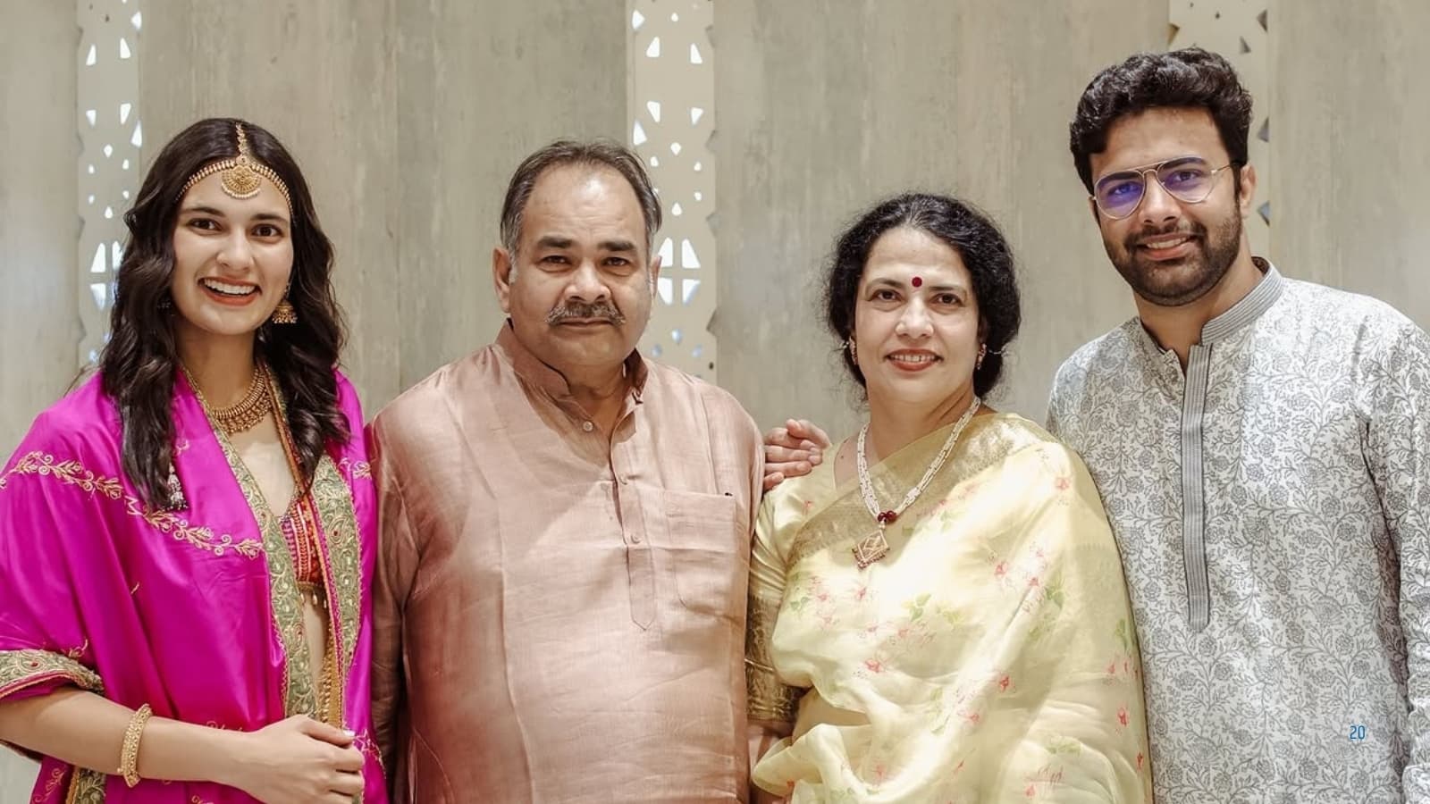 पिता प्रोफेसर, मां हाउस वाइफ हैं