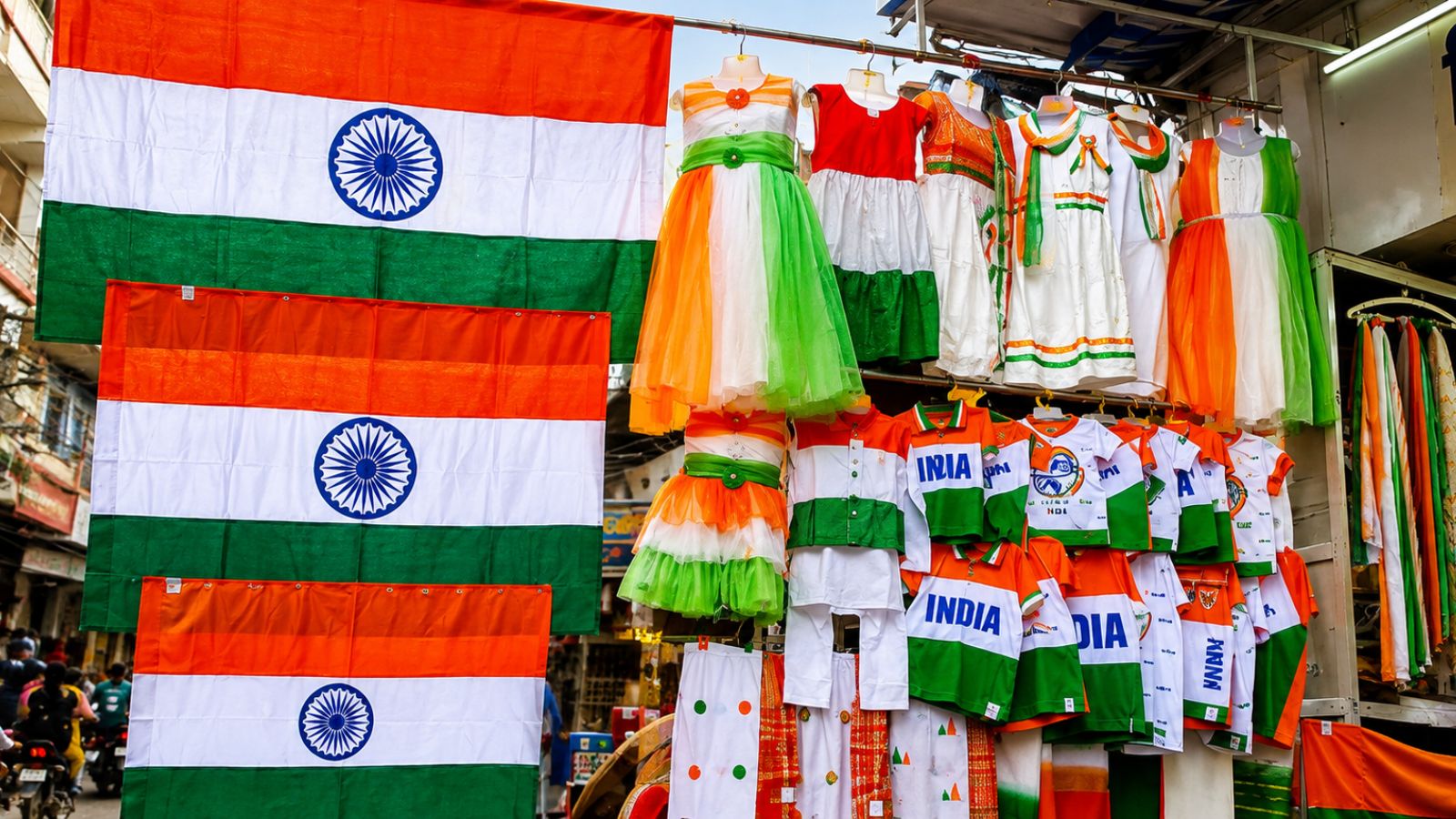 तिरंगे के रंग में रंगा बाजार