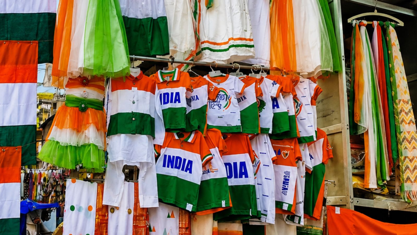 तिरंगे रंग के कपड़ें बच्चों के लिए