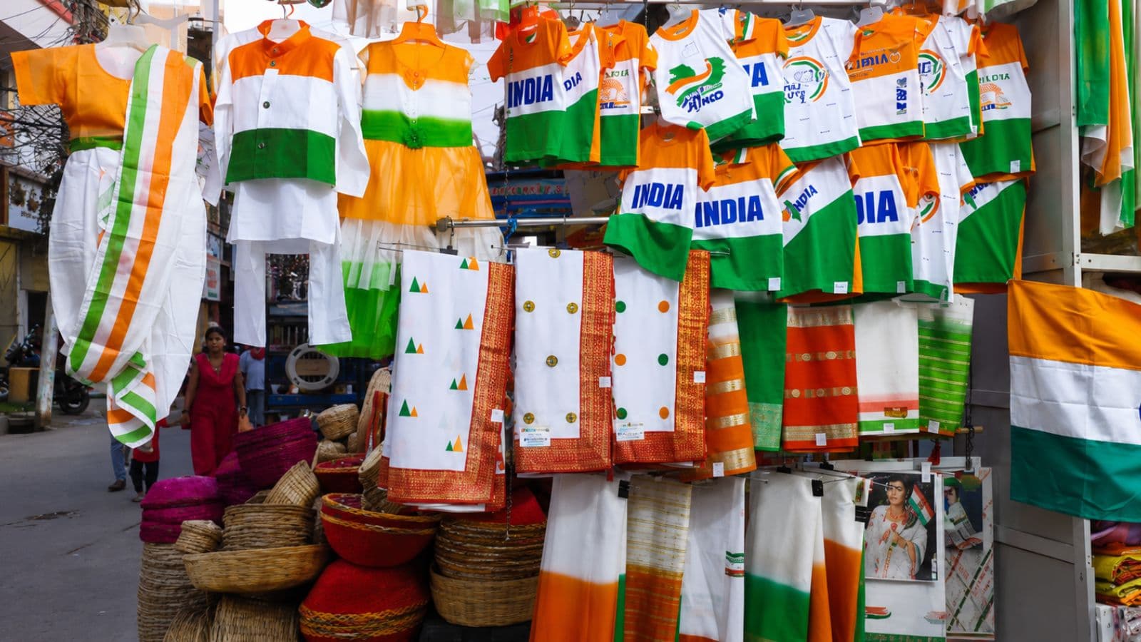 बच्चों के कपड़ों के साथ साड़ियां