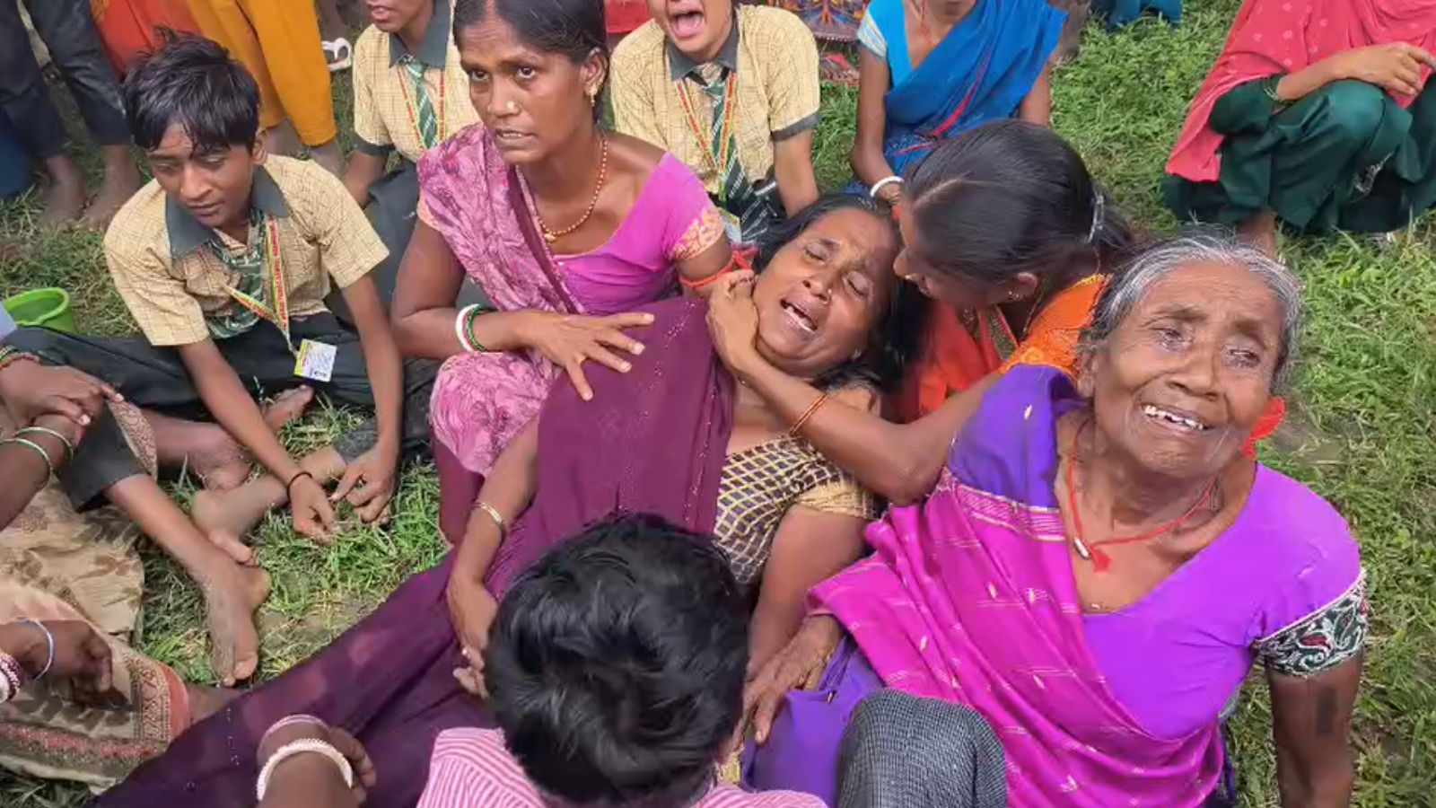 चार मौतों से गांव में पसरा मातम, परिजनों का रो-रोकर बुरा हाल